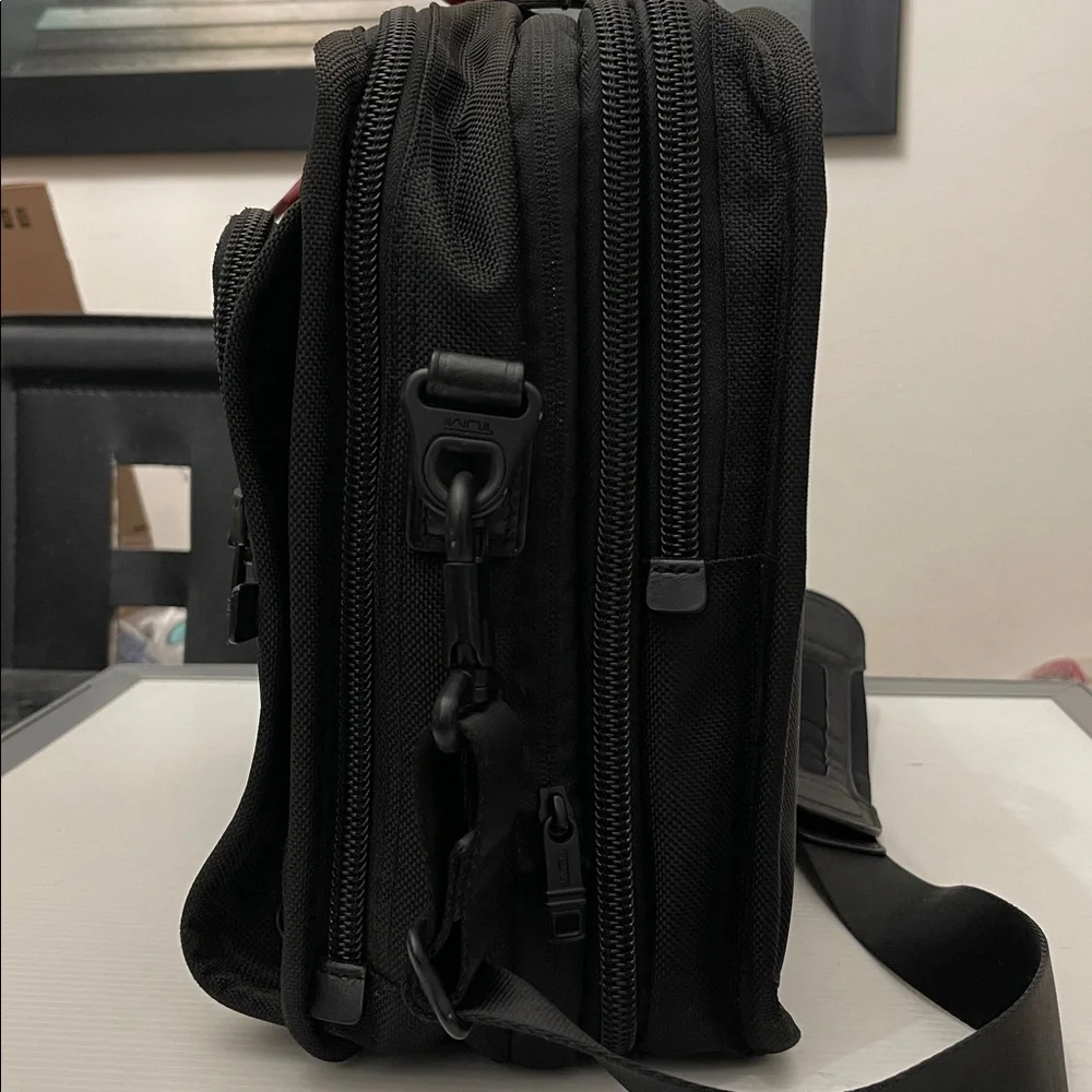 TUMI AlPHA EXPANDABLE LAP TOP BRIEFCASE TRAVEL BAG SIZE M